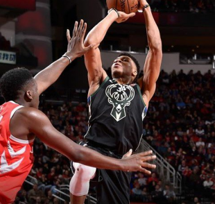 Bucks sigue intacto en el Este