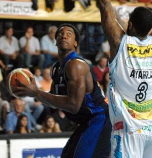 Estudiantes se aprovech� de un golpeado 9 de Julio