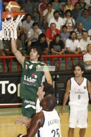 Atenas sigue firme de local