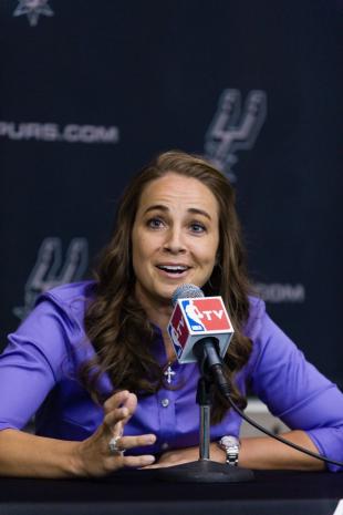 Los Spurs contratan a Becky Hammon como asistente y hacen historia