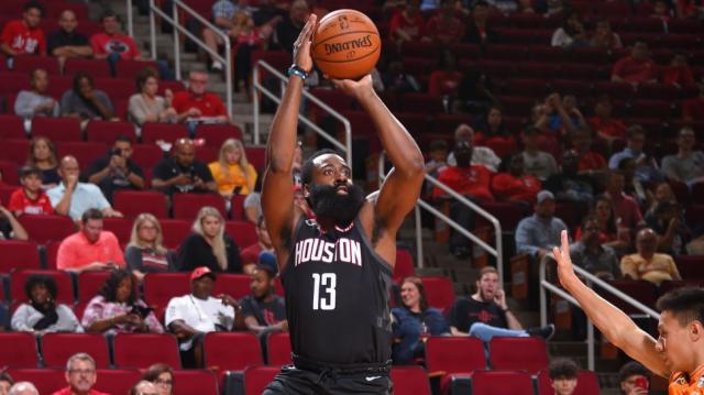 Houston Rockets abri la pretemporada con una paliza