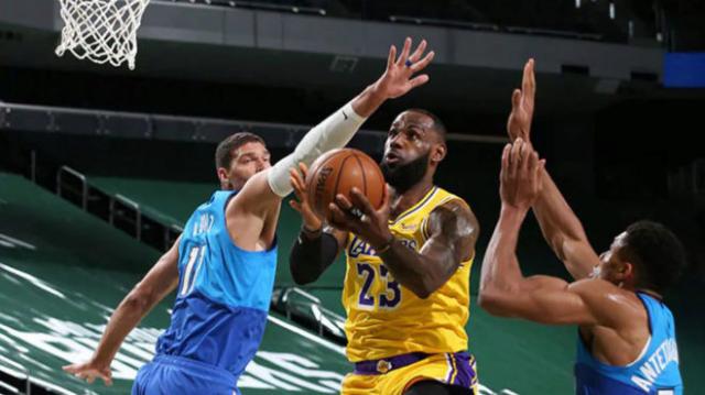 Lakers derrotaron a Bucks y mantienen la punta