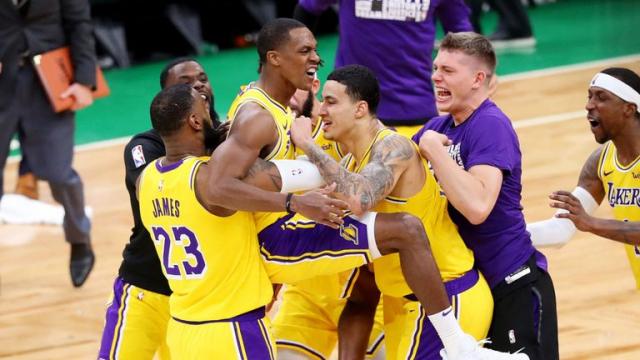 Rondo le dio respiro a los Lakers