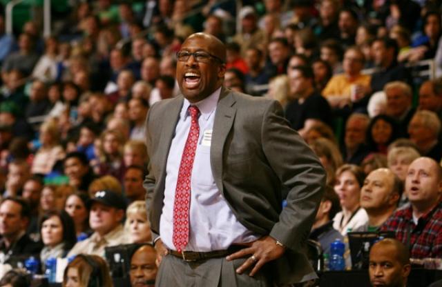 Mike Brown est en charlas con los Knicks para su puesto de entrenador