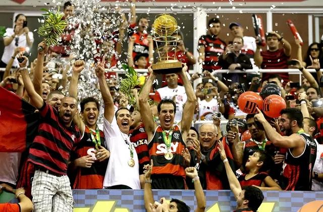 Flamengo y Laprovttola campeones en Brasil