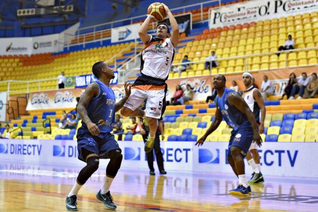 Dura derrota inicial de Regatas