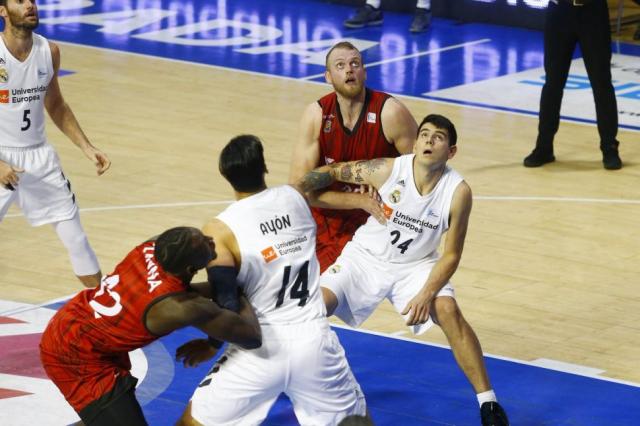 Real Madrid y Tenerife sobrevivieron a la tormenta