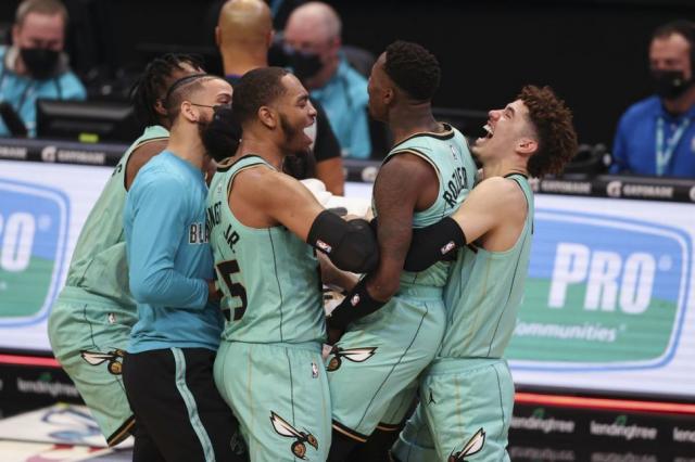 Hornets triunf sobre la bocina