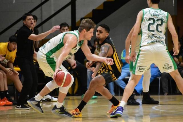 Comu llev� la serie al quinto partido