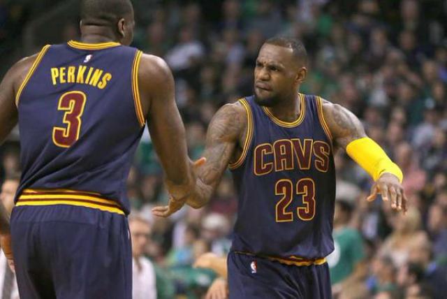 Cleveland barri a Boston y avanza a semis