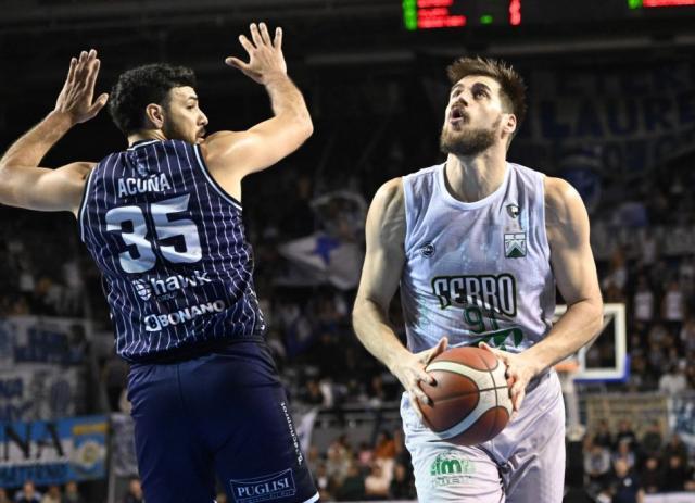 Pe�arol gan� una batalla y sigue vivo