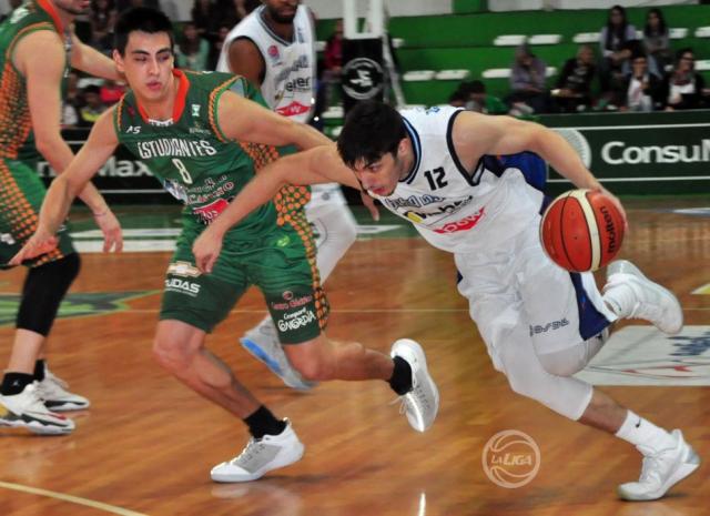 Estudiantes va a la caza del puntero