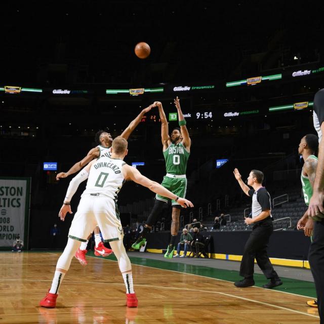 Tatum protagoniz el primer tiro ganador de la temporada