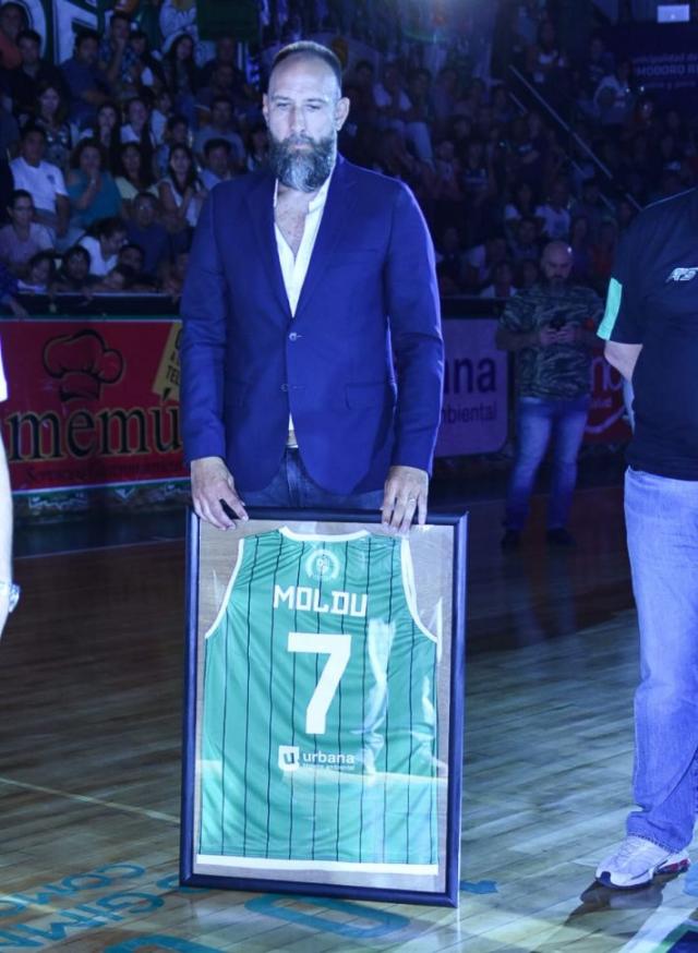 Retiro de camisetas de Cocha y Mold y la depedida de Cifu