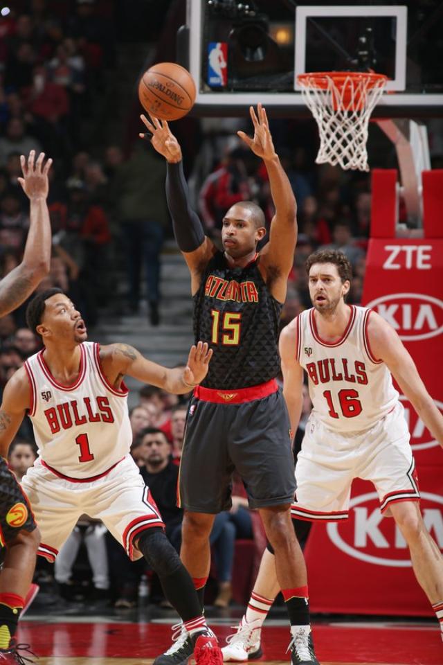 Atlanta gan en Chicago y est en playoffs